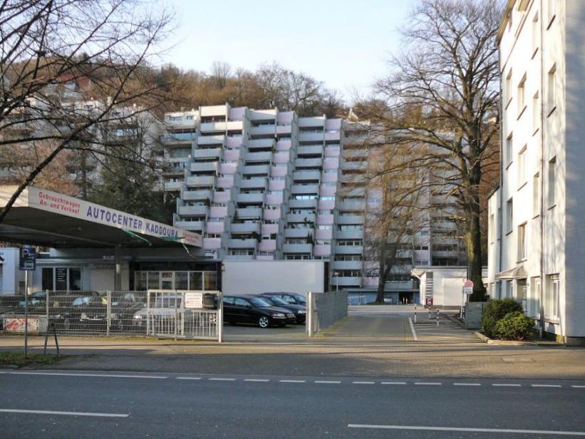 Straßenansicht, terrassierter Baukörper