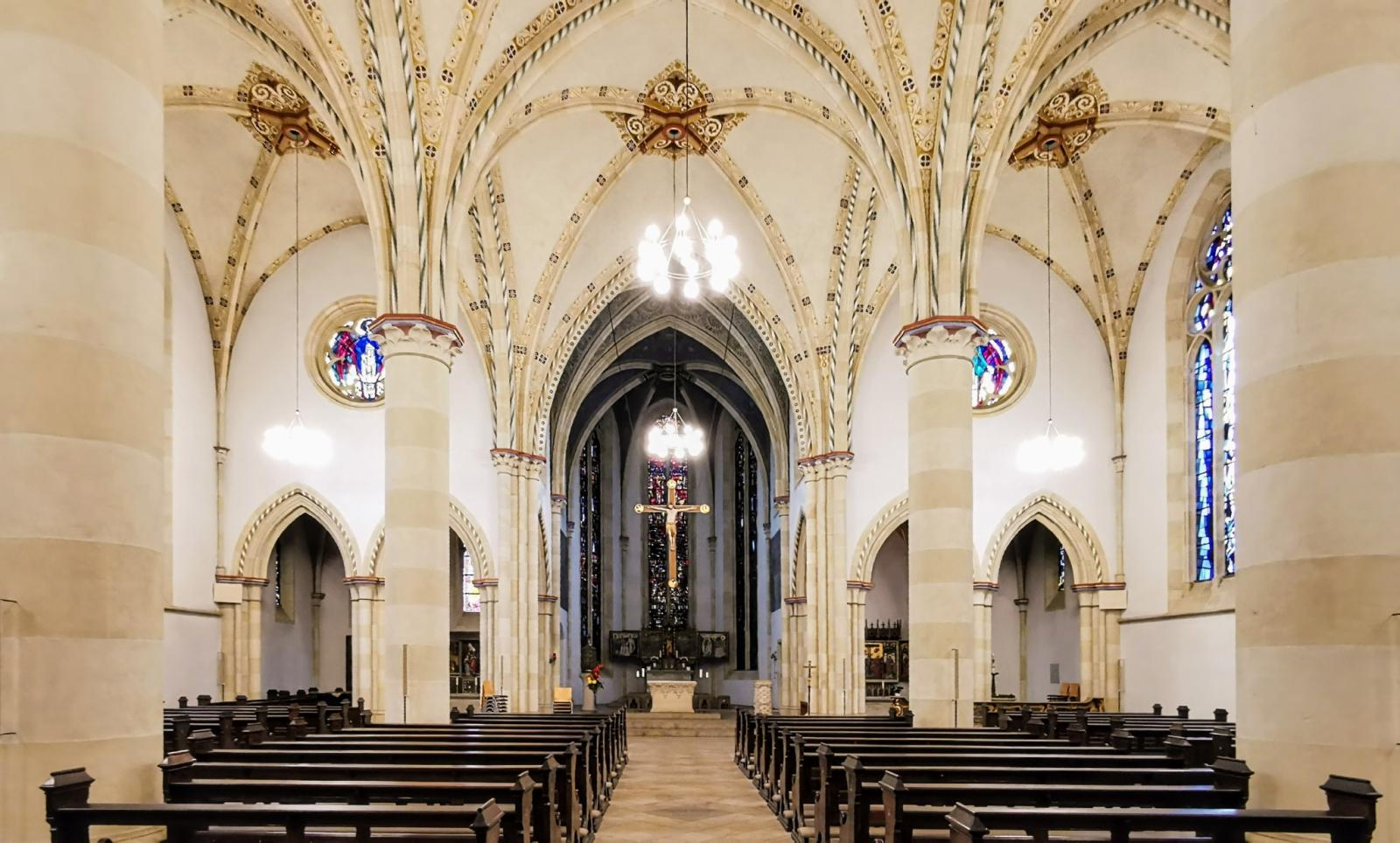 Blick ins Kirchenschiff Richtung Altar