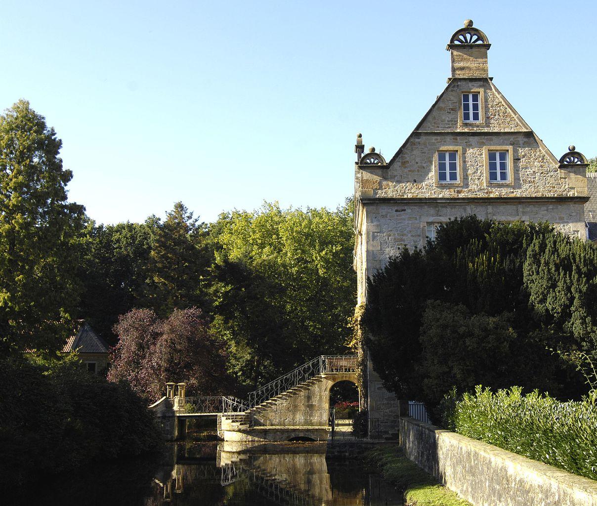 Treppenzugang über Wassergraben zum Schlossgarten Surenburg