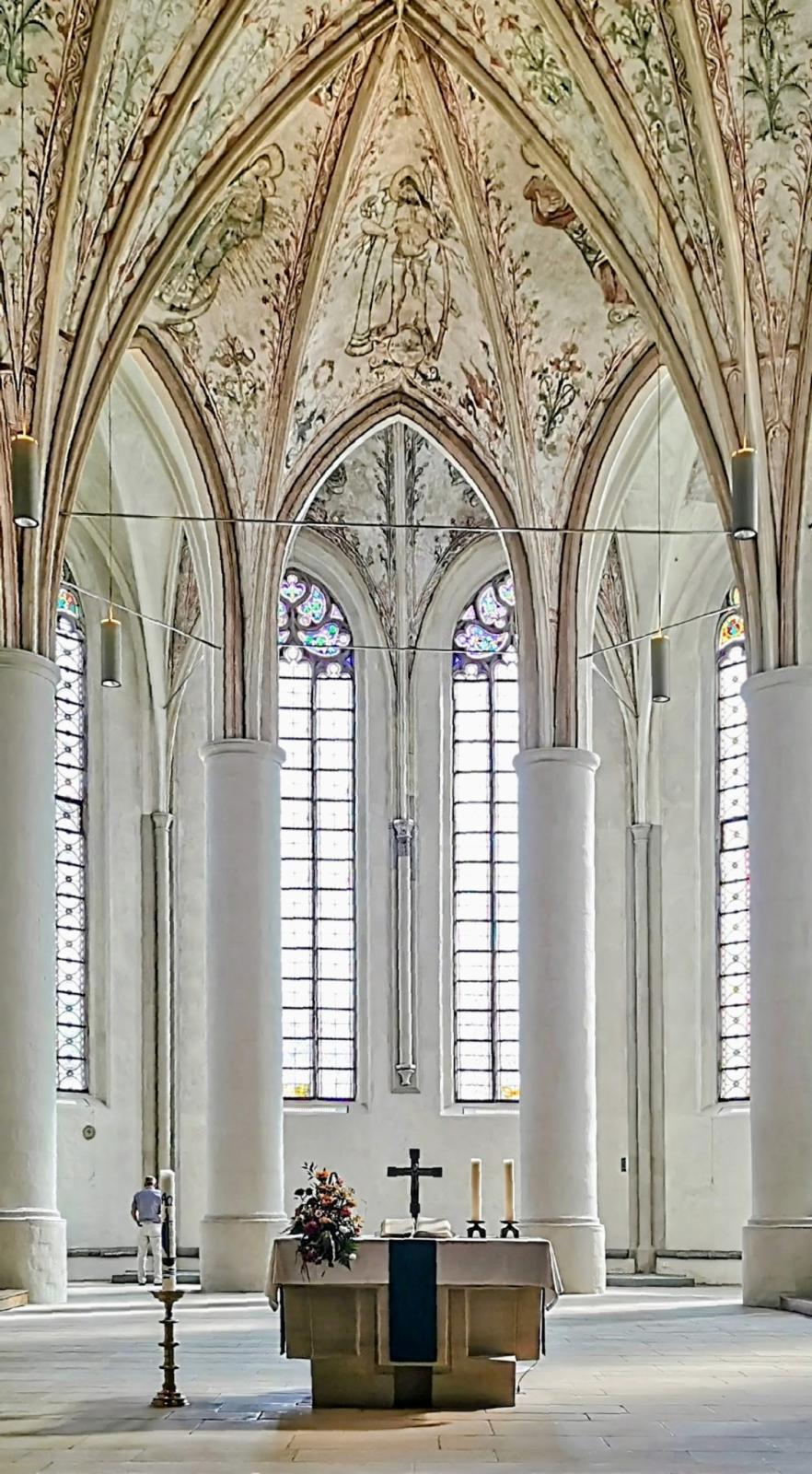 Blick auf Altar und Chor