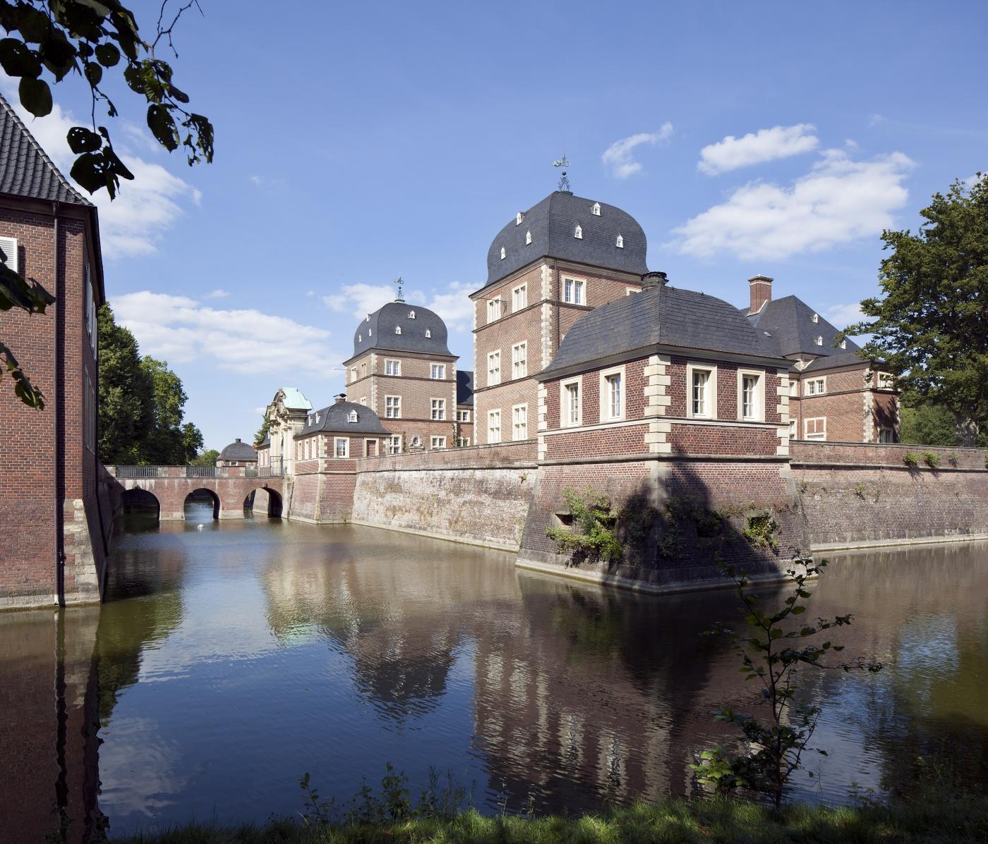 Blick auf den Wassergraben und die Brücke zwischen Vorburg und Schloss