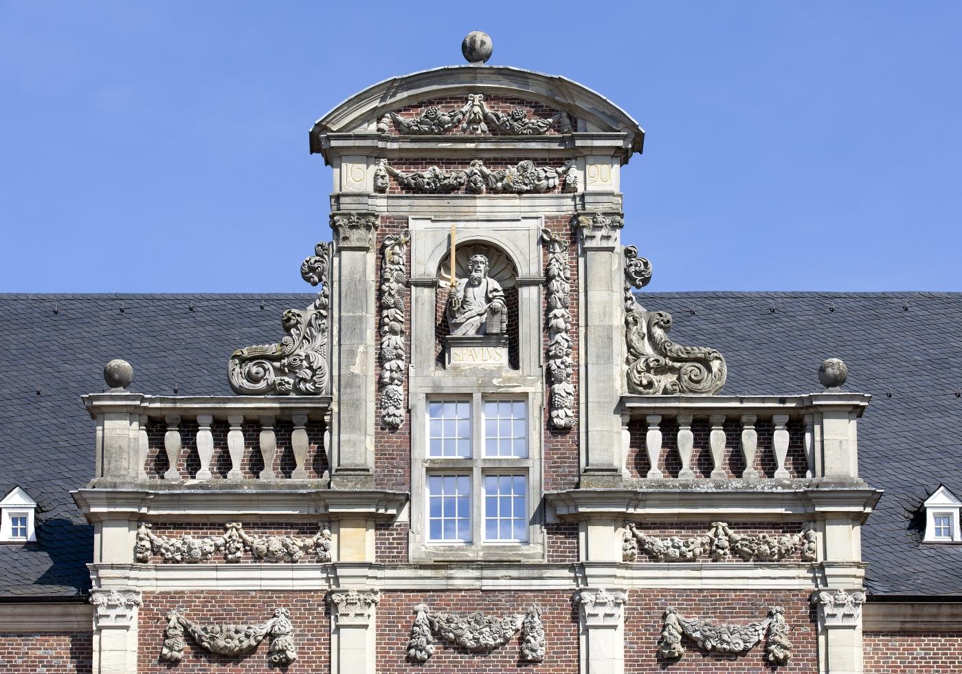 schmuckreicher Mittelrisalit am Haupteingang des Schlosses
