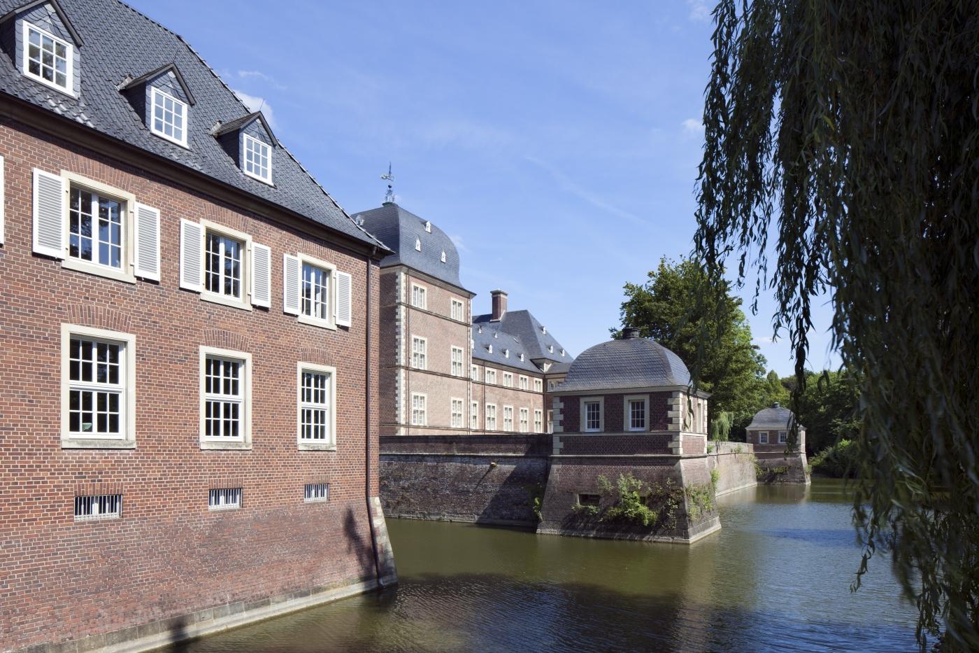 Schloss mit Befestigungspavillons