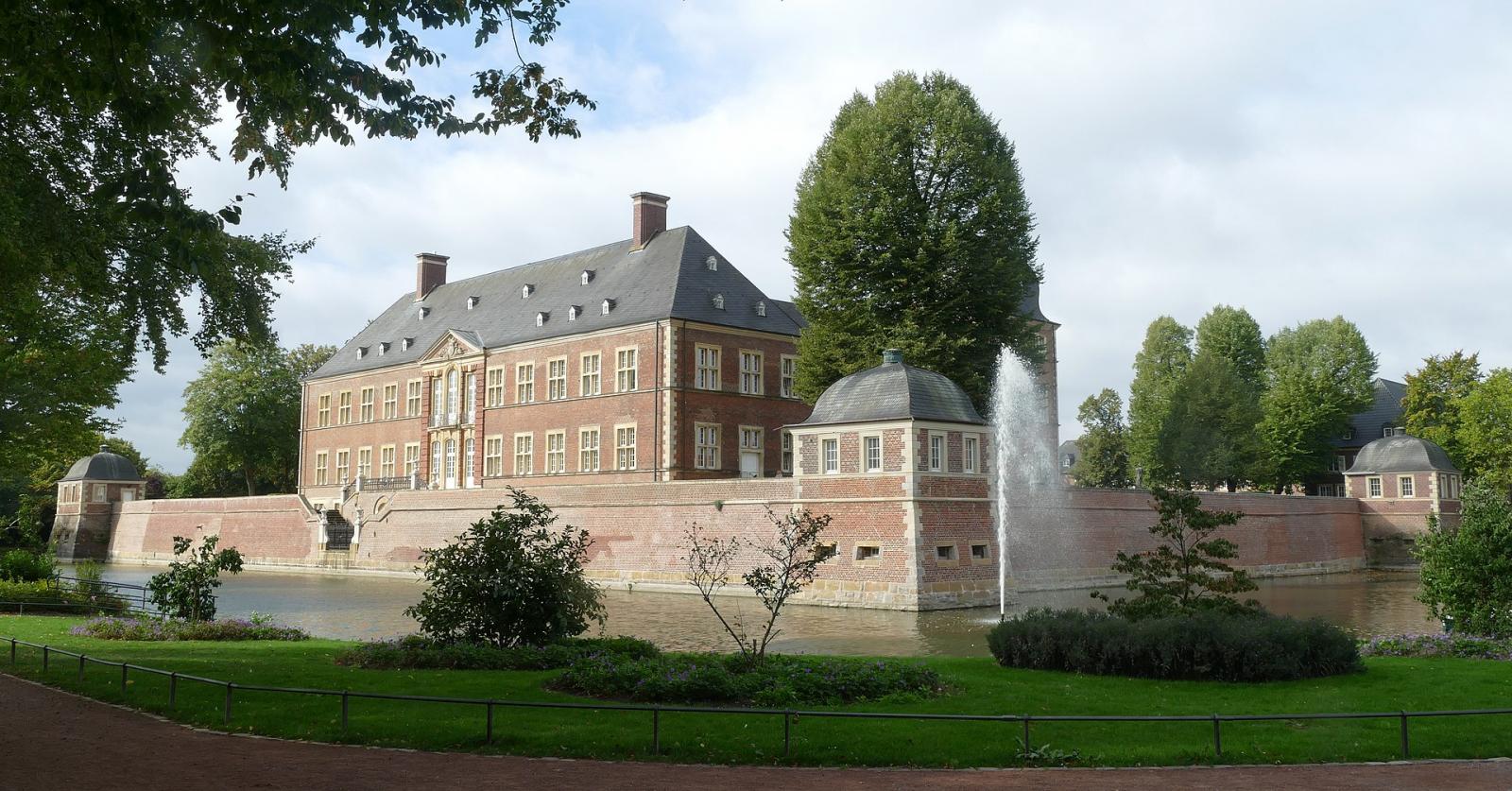Blick vom Park auf Gräfte und Schloss
