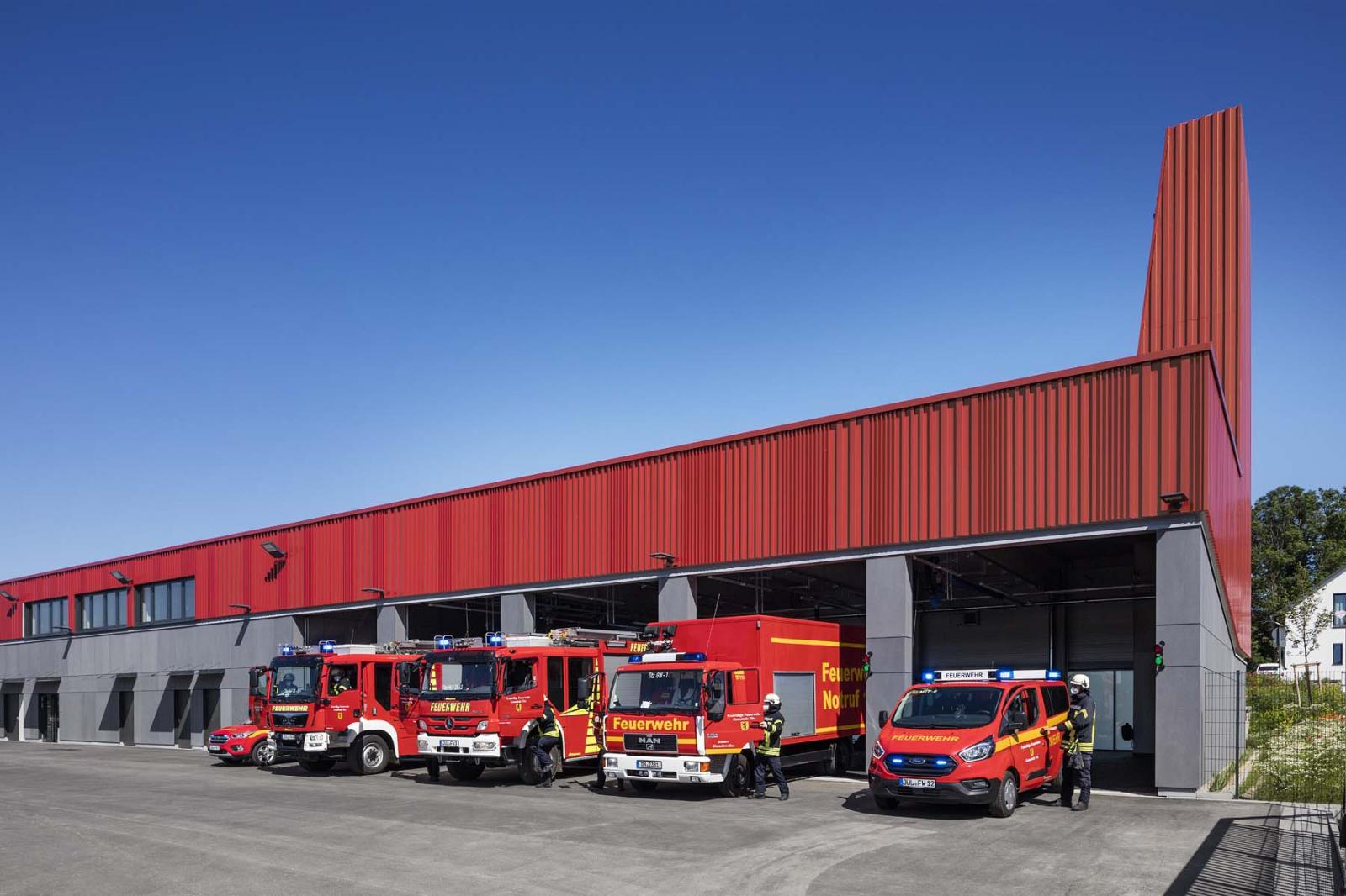 Feuerwehr und Baubetriebshof Titz, rückseitige Außenperspektive mit Geräteturm