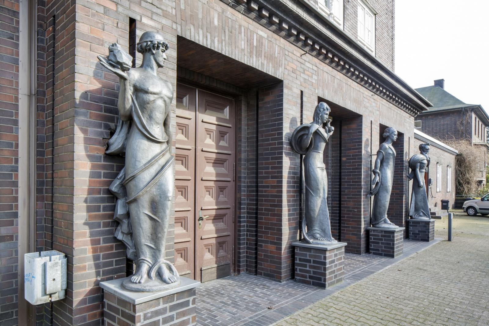 Berufskolleg Bottrop, vier Statuen am Eingangsbereich