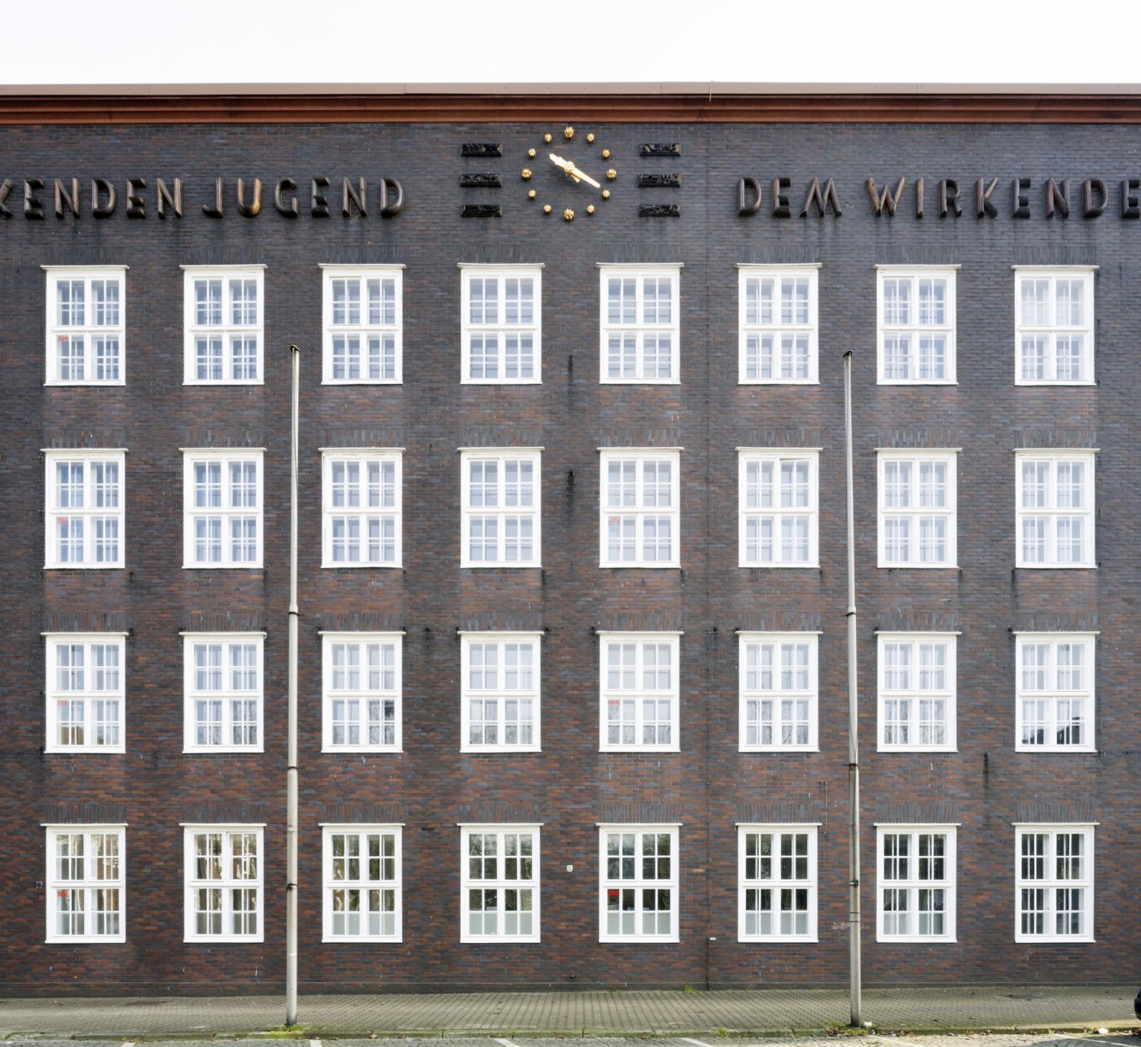 Berufskolleg Bottrop, Fassadenausschnitt mit Uhr ud Beschriftung