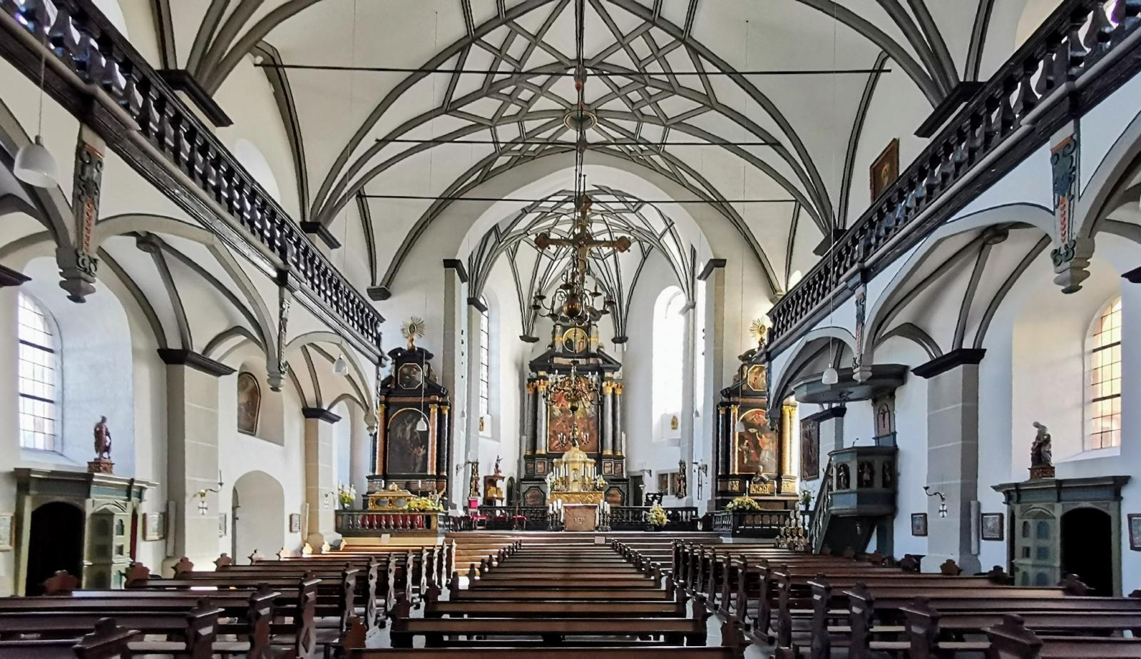 Kircheninnenraum mit Blick Richtung Altar