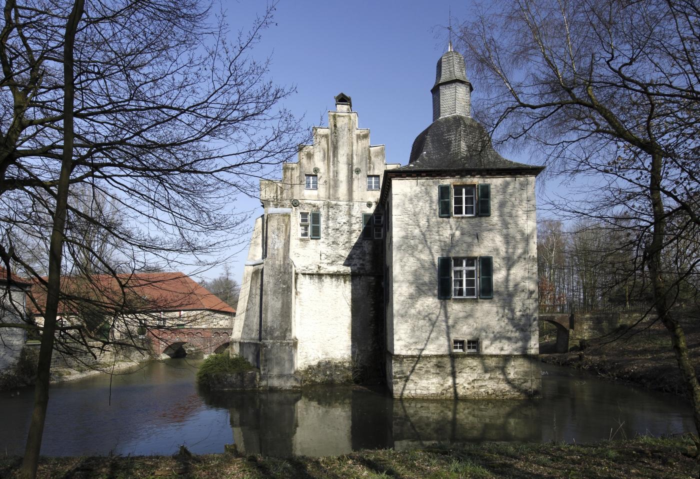 Westansicht mit Treppengiebel und Eckturm