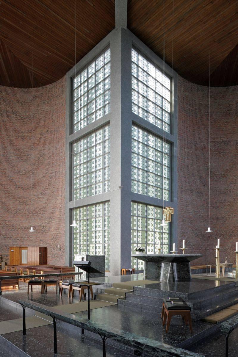 Altar mit Kirchenfenster im Hintergrund