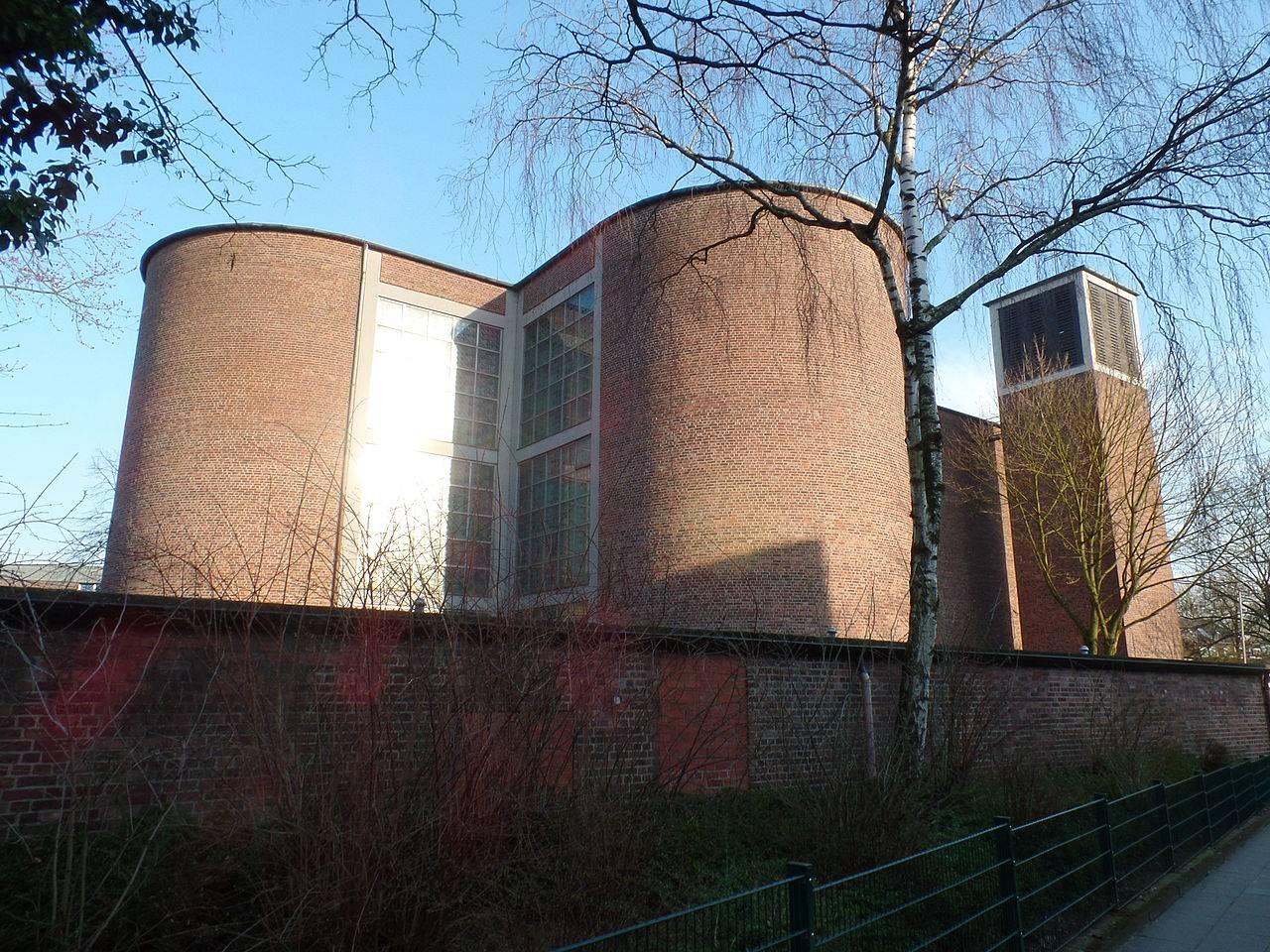 Blick auf den Chor und den Glockenturm