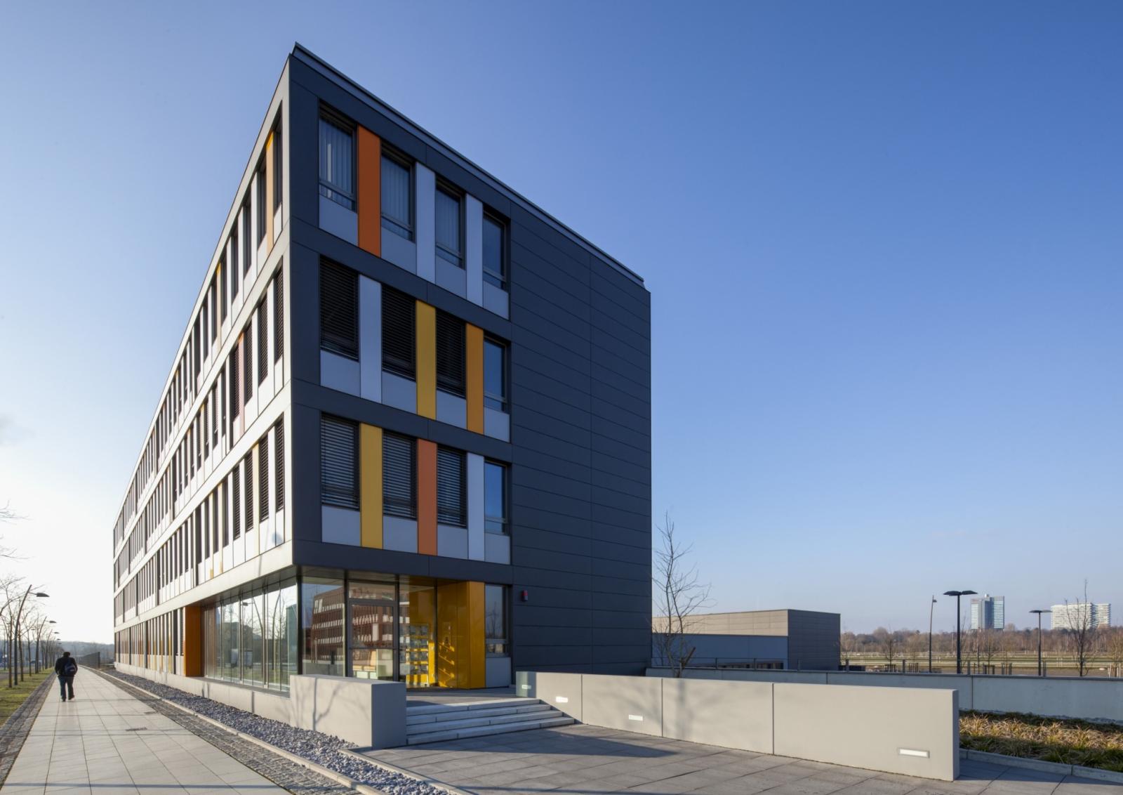 Head Office Raith, Stirnseite