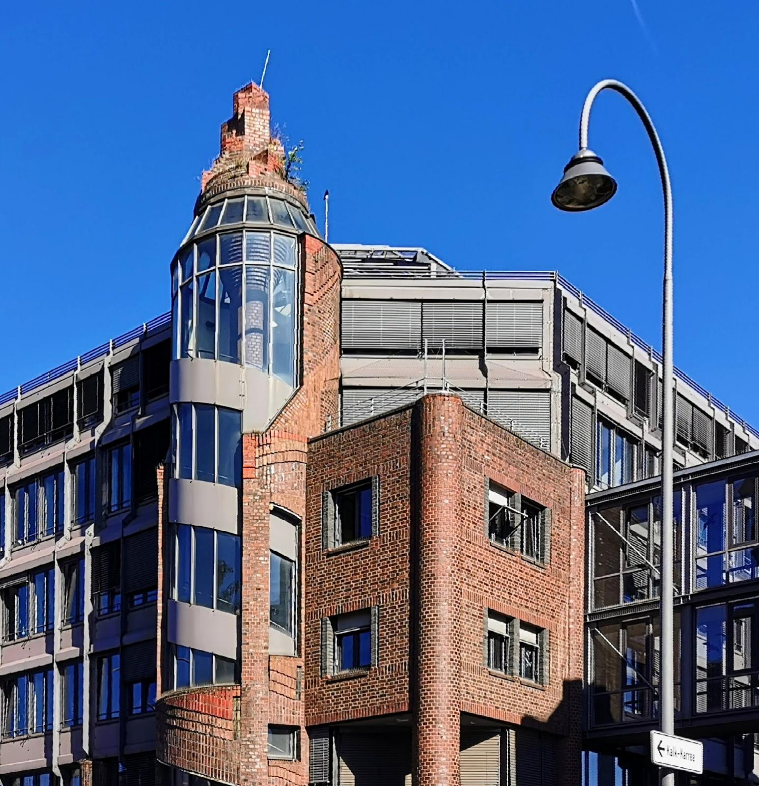 Eckansicht runder Treppenturm, Bezirksrathaus Köln-Kalk