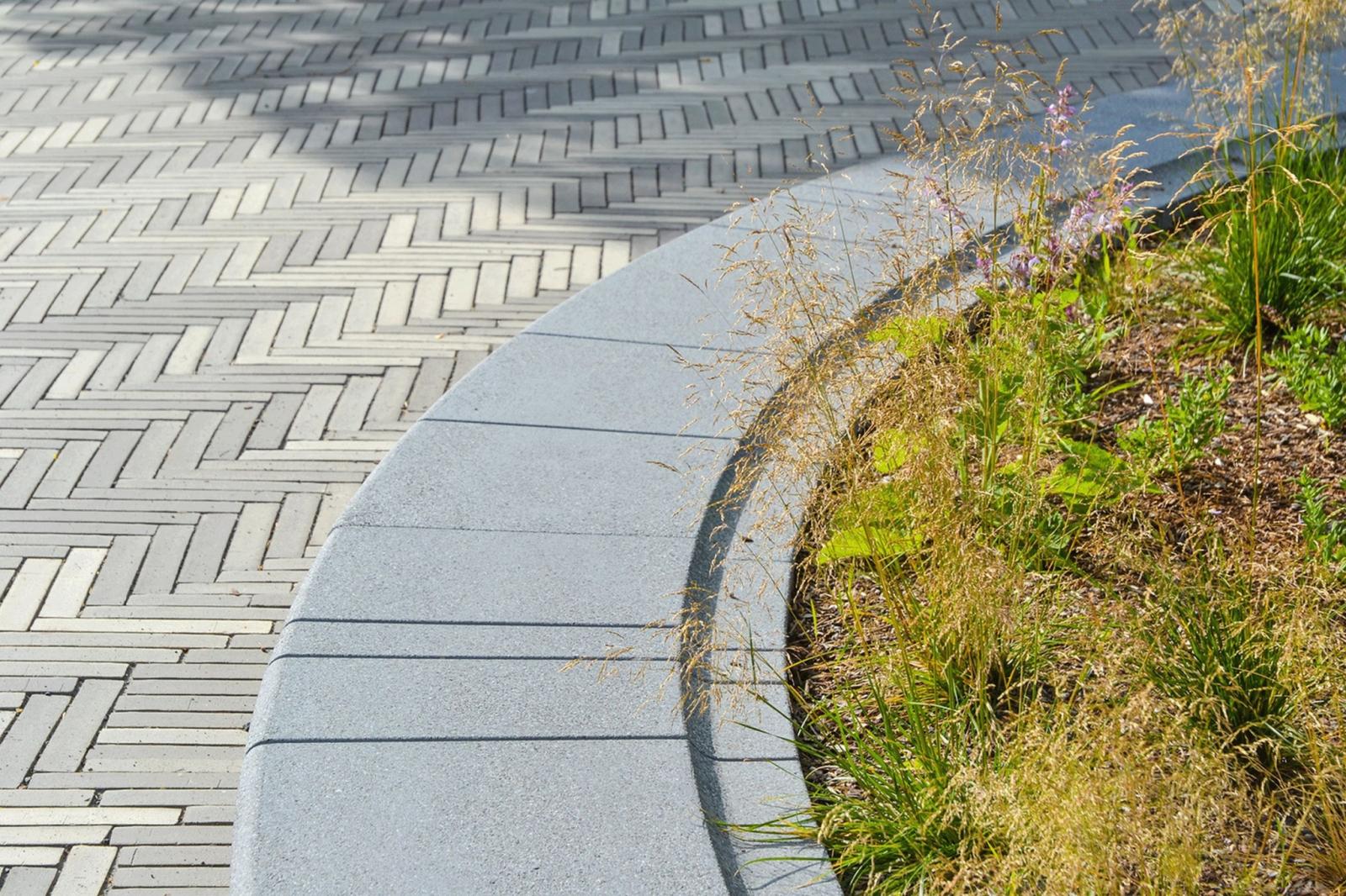 Blücherplatz Spenge, Detail Bodenbelag, Baumeinfassung