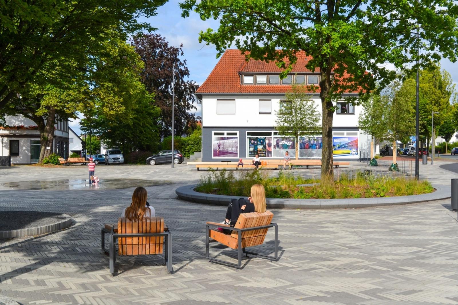 Blücherplatz Spenge, Stadtmöbel und Bepflanzung