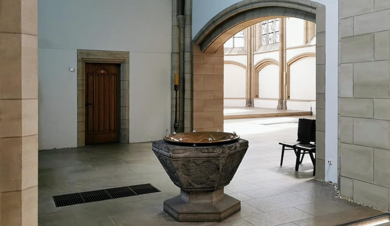 Salvatorkirche Duisburg Blick zum Taufbecken