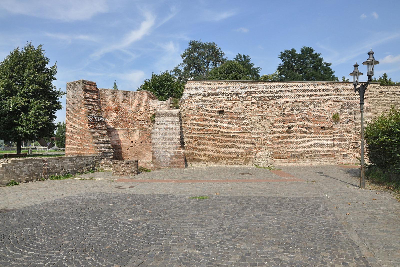 Stadtbefestigung Duisburg, Koblenzer Turm und Stadtmauer "Am Springwall" / "Am Alten Wehrgang" von Südwesten