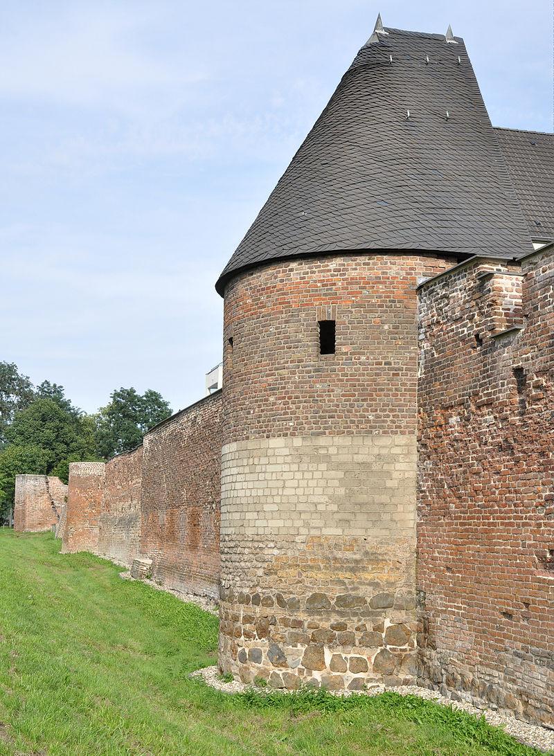Außenseite der Stadtmauer mit Mauerturm