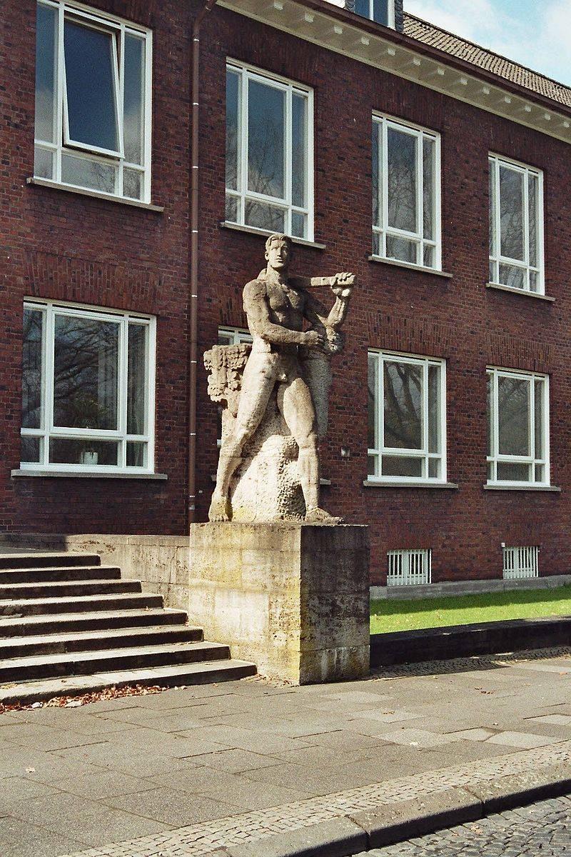 Statue vor dem ehem. Verwaltungsbau der Firma Eickhoff in Bochum