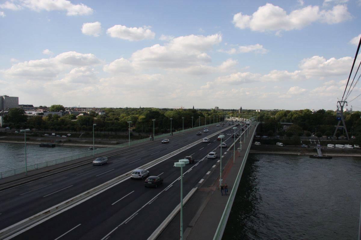 Blick auf die Fahrbahn der Zoobrücke 