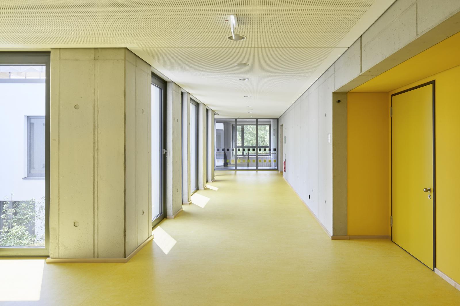 Neubau Gesamtschule Hürth, Flurerschließung entlang des Innenhofs