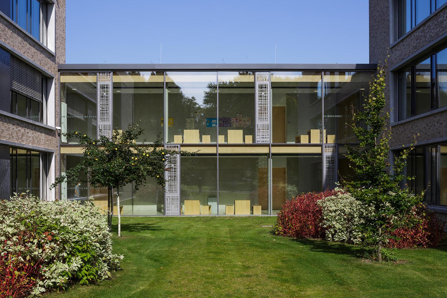 Gesamtschule Lippstadt, begrünter Zwischenraum, zentraler Flur