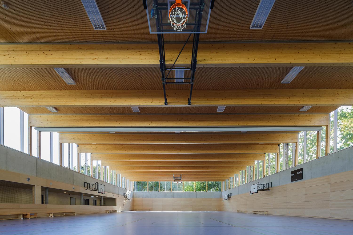 Gesamtschule Lippstadt, verglaster Flurbereich, Sporthalle