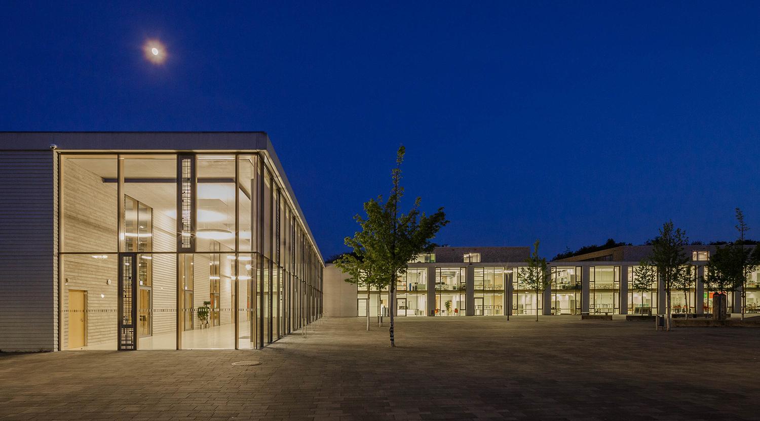 Gesamtschule Lippstadt, verglaster Flurbereich der Aula, Schulhof