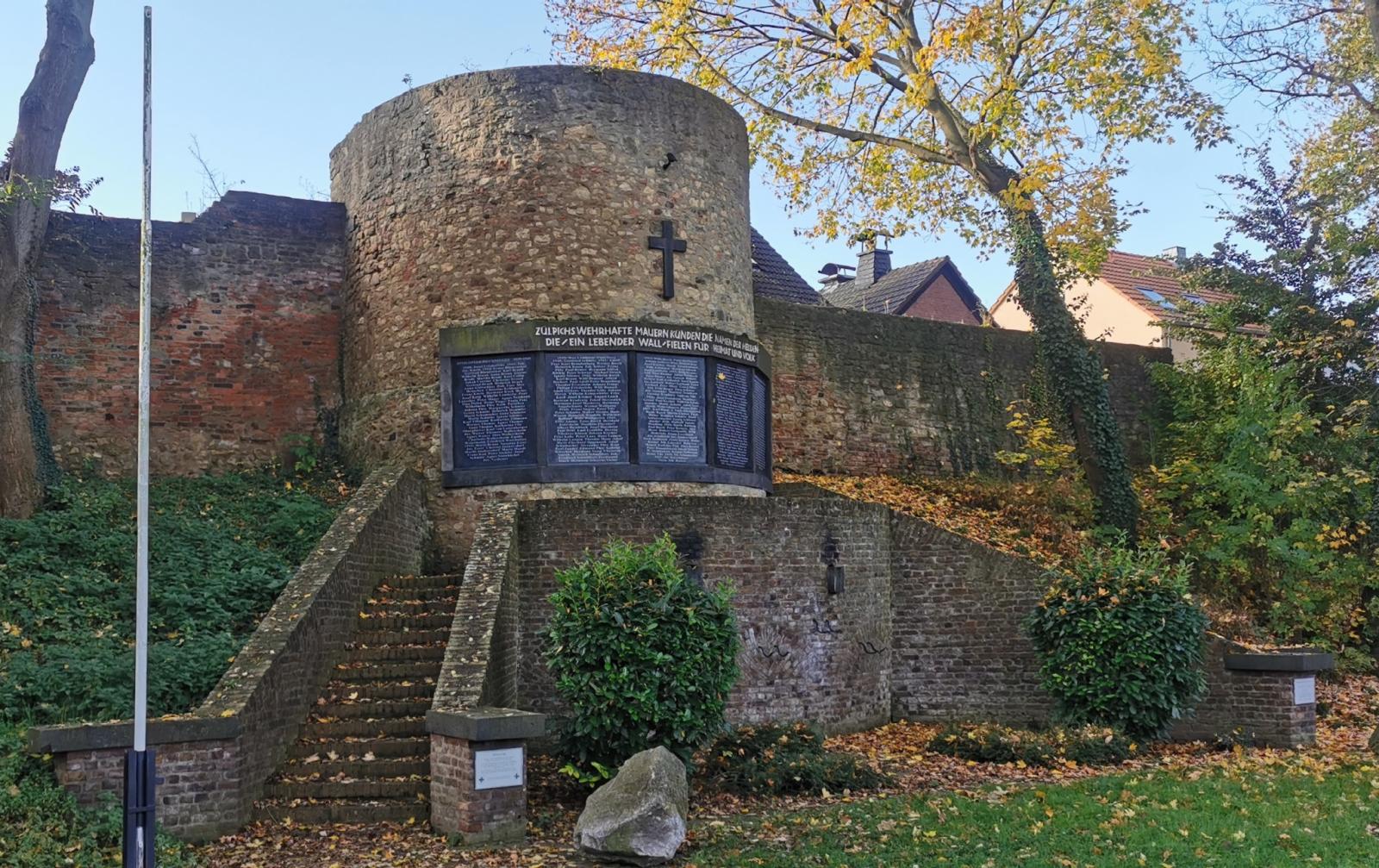 Als Kriegerdenkmal genutzter Knochenturm