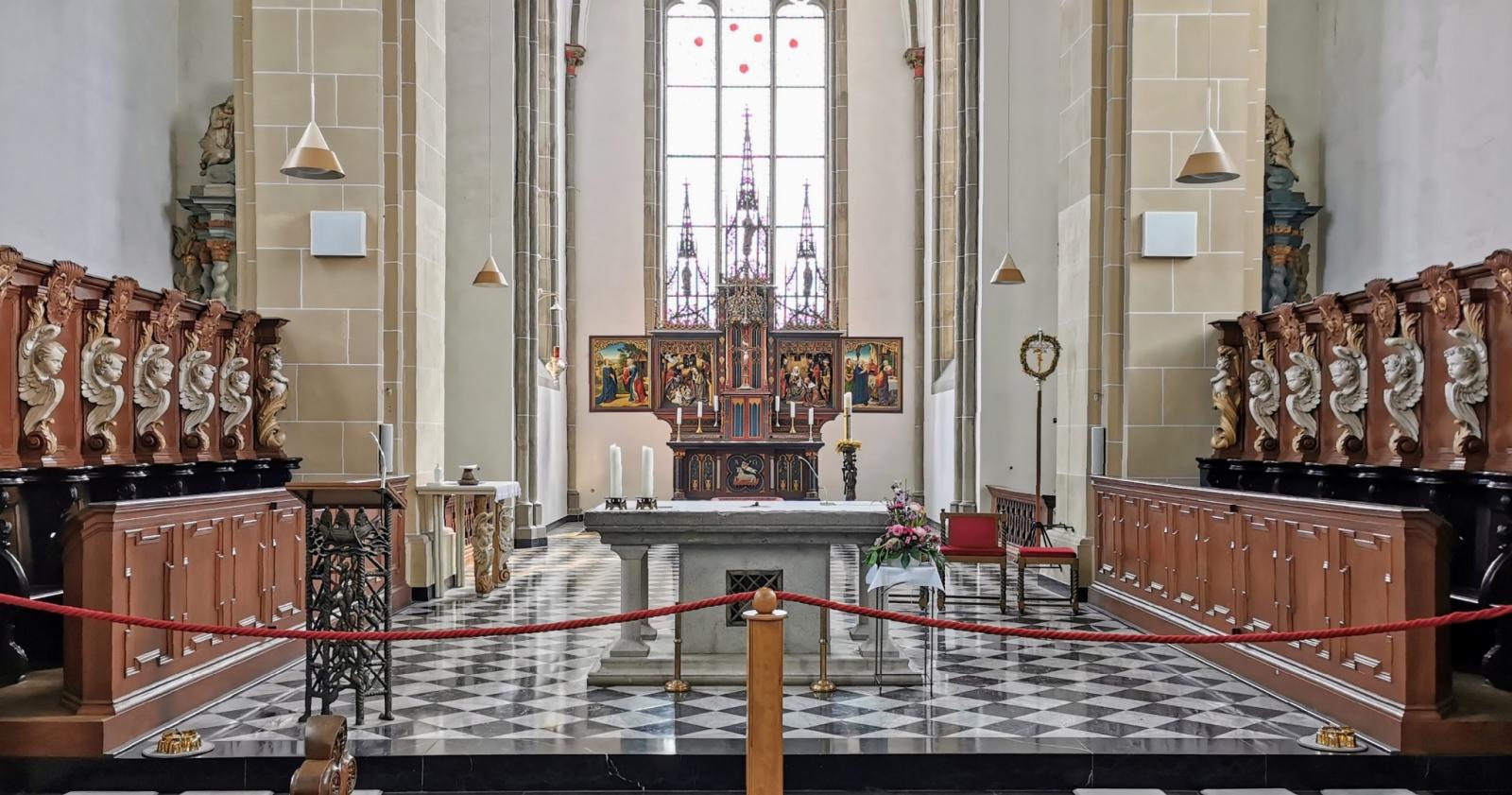 Altar und Chorgestühl