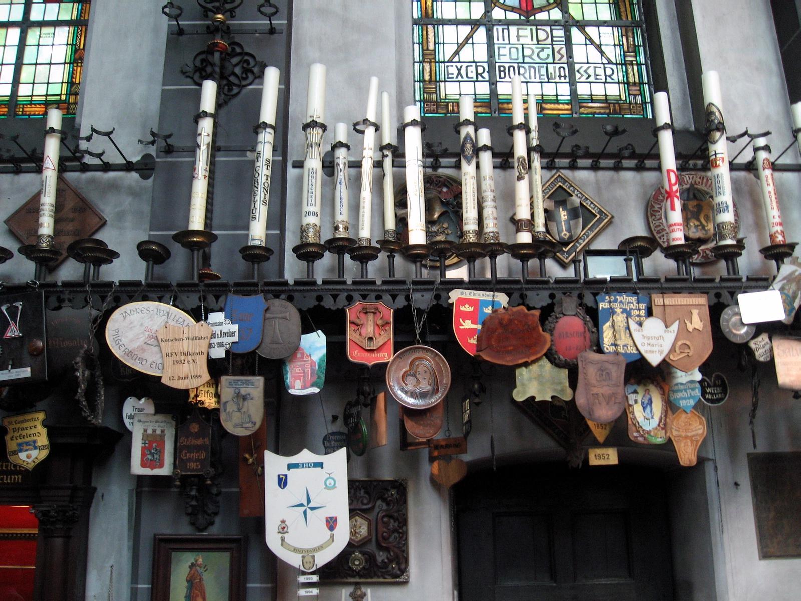 Kerzen und Wappenschilder in der Kerzenkapelle