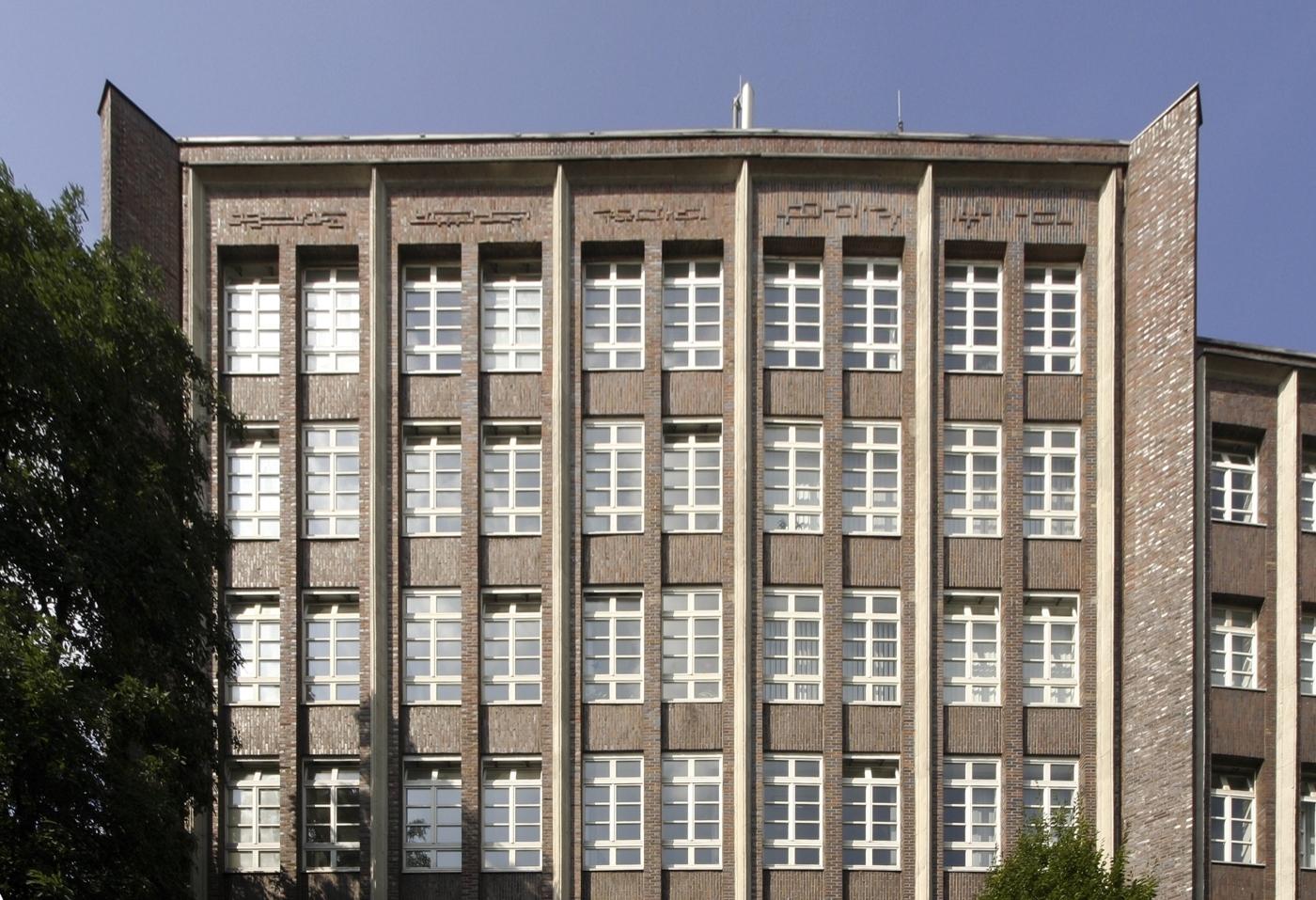 frontaler Blick auf eine Seitenfassade