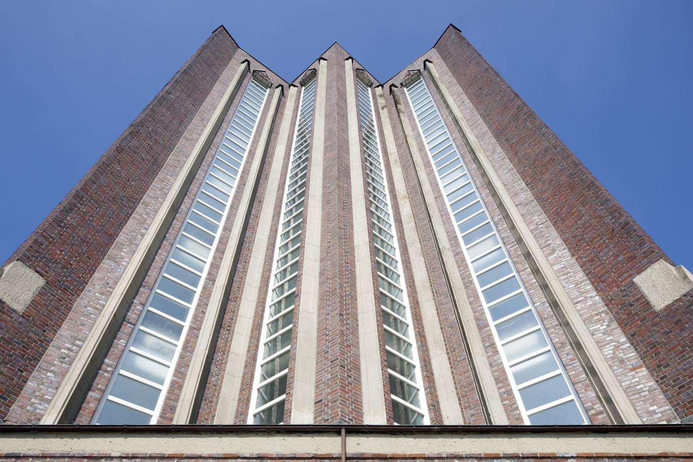 Blick hoch zur Fassade der Eingangsseite