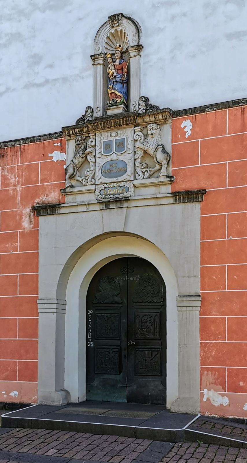 St. Pankratius in Odenthal, Westportal mit barockem Portalaufsatz