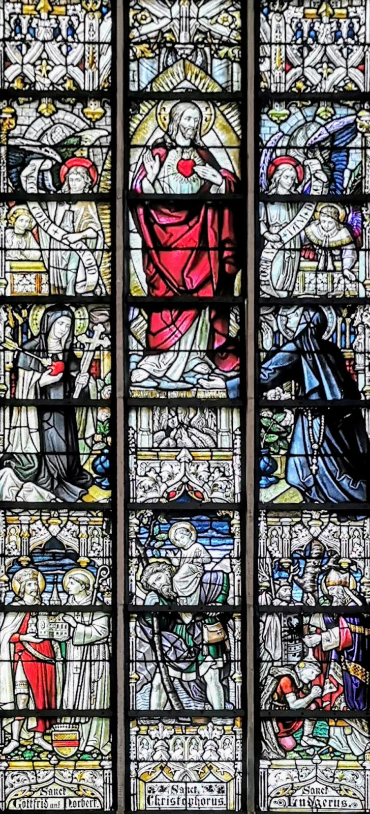 Glasfenster im Seitenschiff von St. Christophorus
