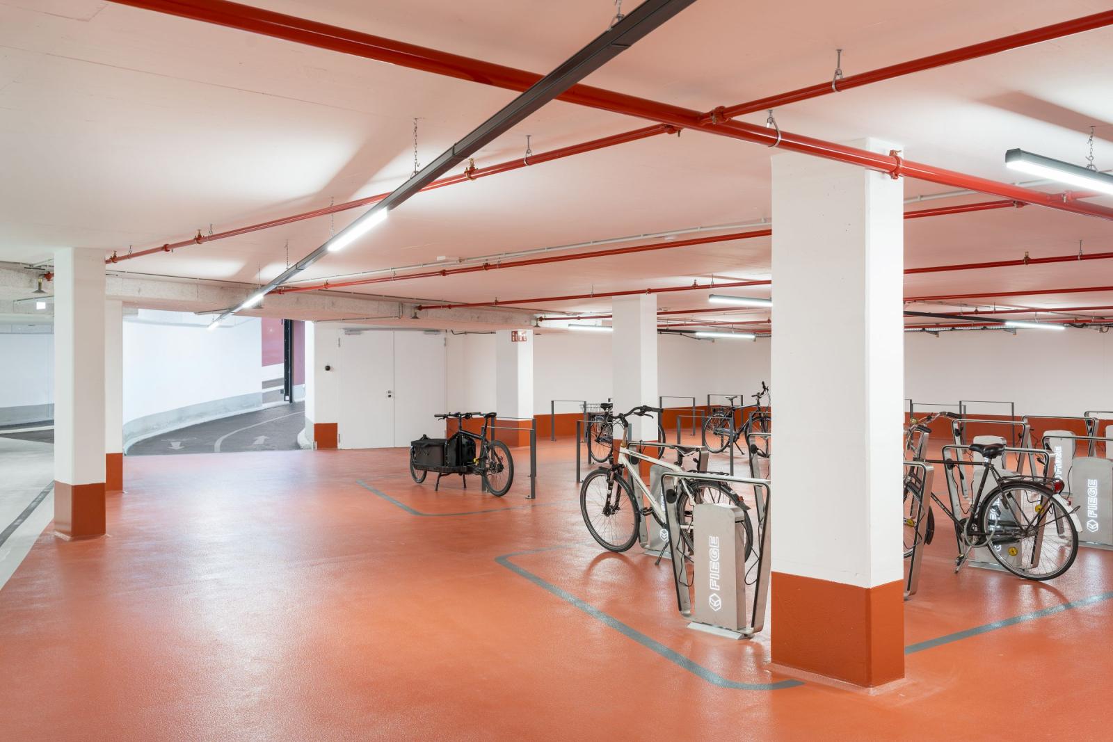 Tiefgarage mit Fahrradstellplätzen