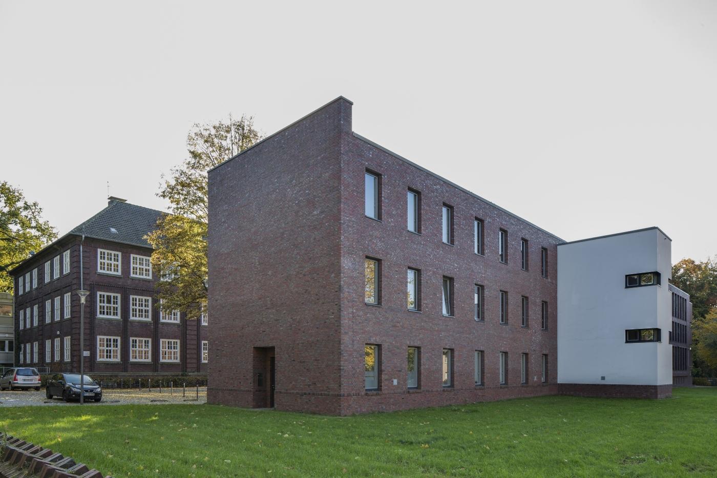 Neubau mit Altbau im Hintergrund