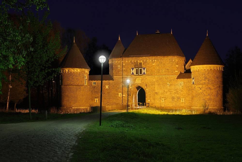 Burg Vondern bei Nacht beleuchtet