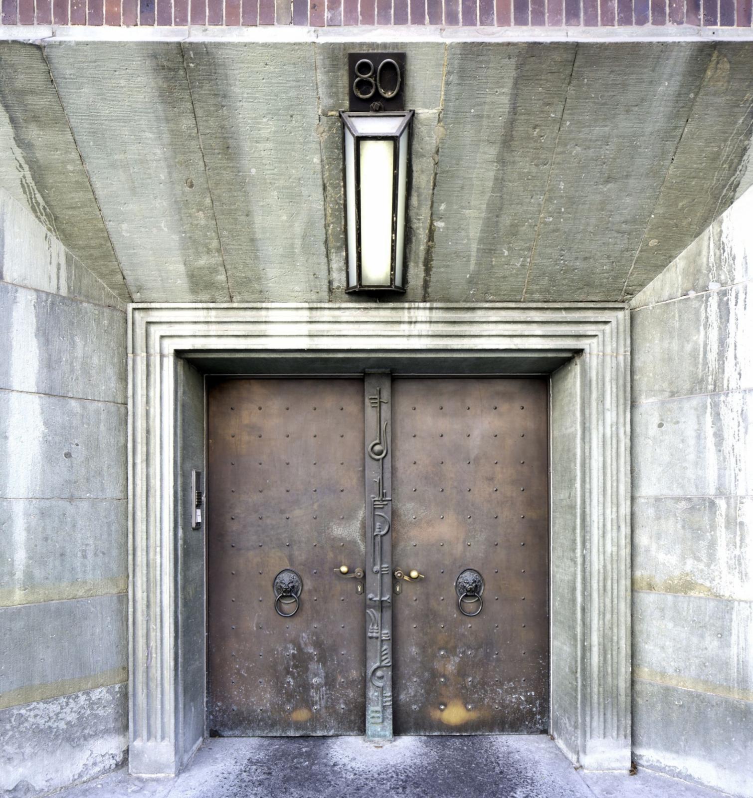 Portal Polizeipräsidium Hamm, trichterförmig eingeschnittenes Portal