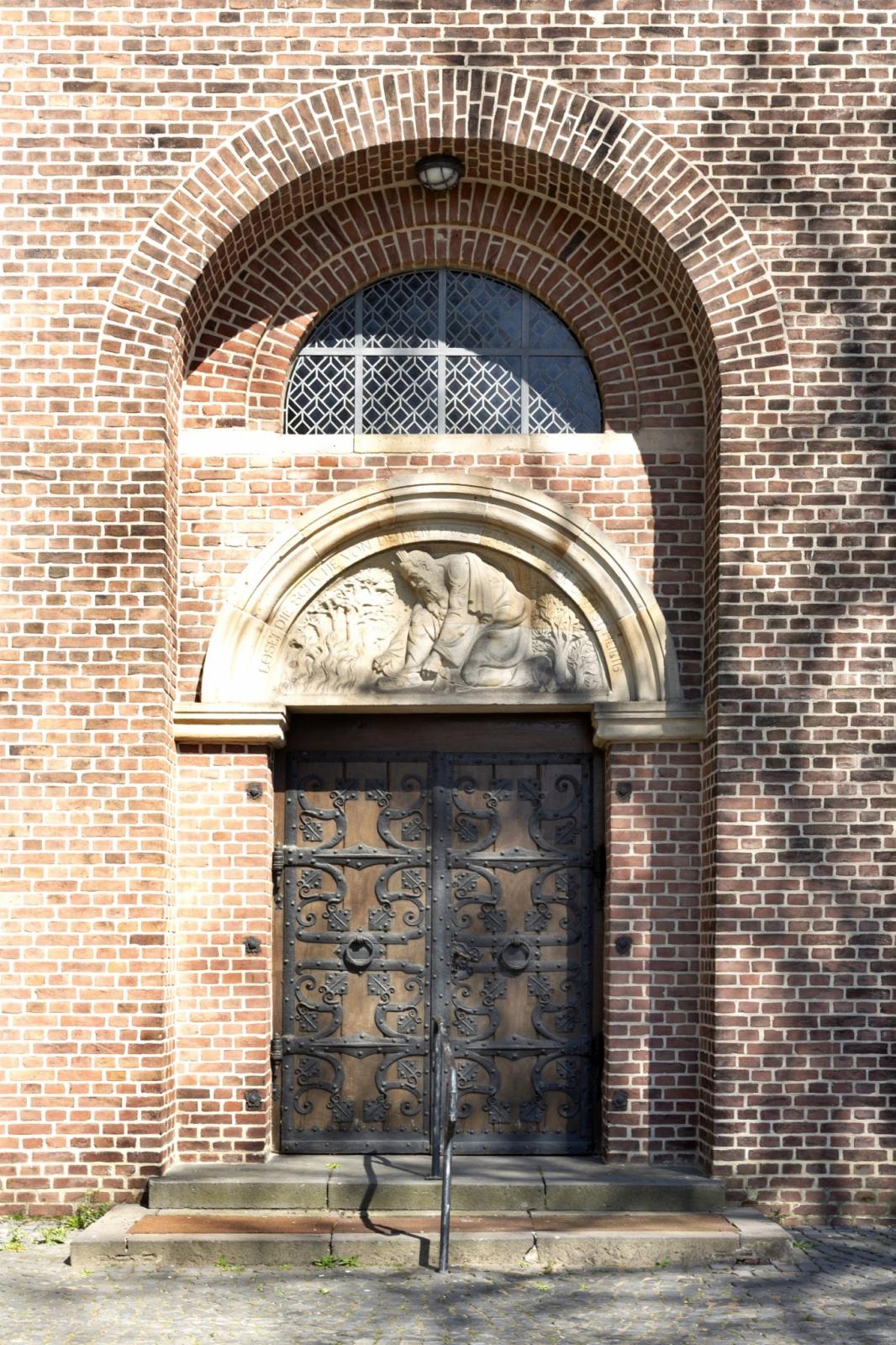 Rundbogenportal mit Tympanon 
