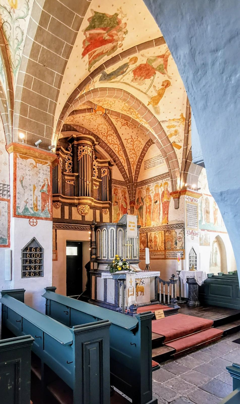 Vierung und Altarraum mit Orgel