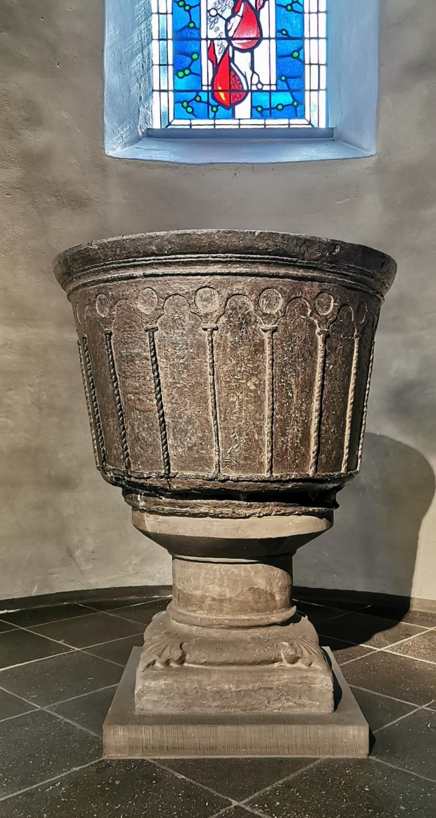 Mittelalterliches Taufbecken