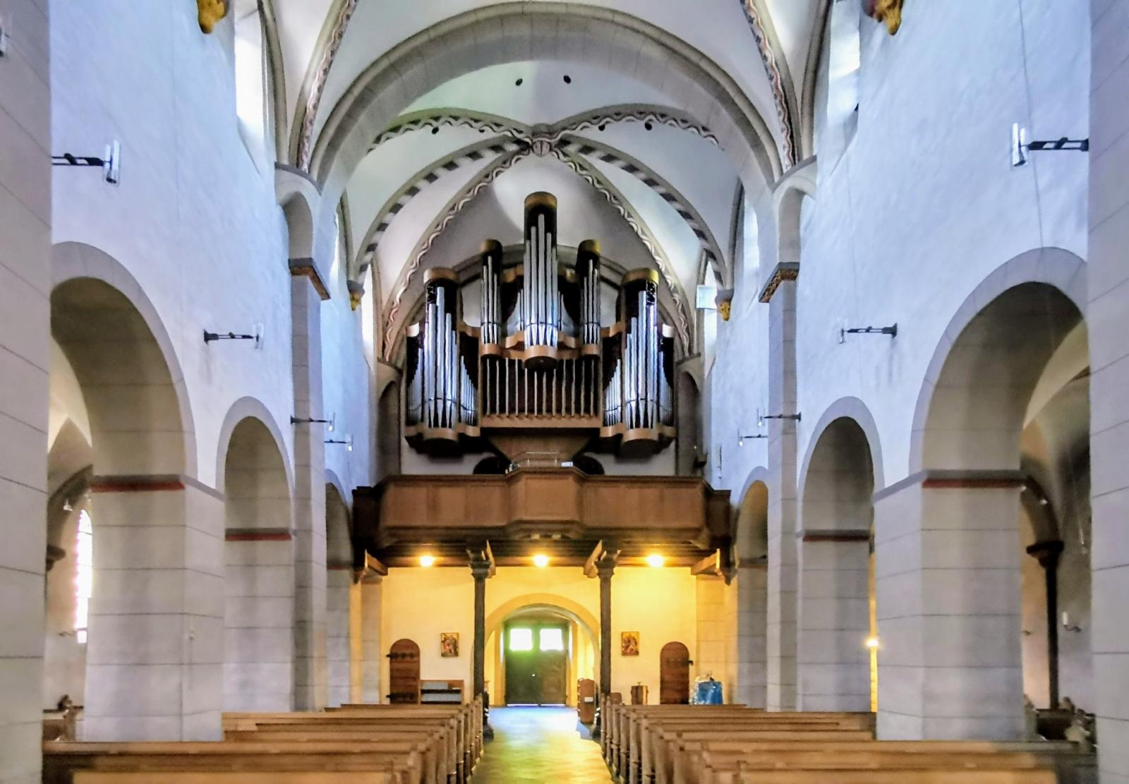 Innenraum mit Blick zur Orgel