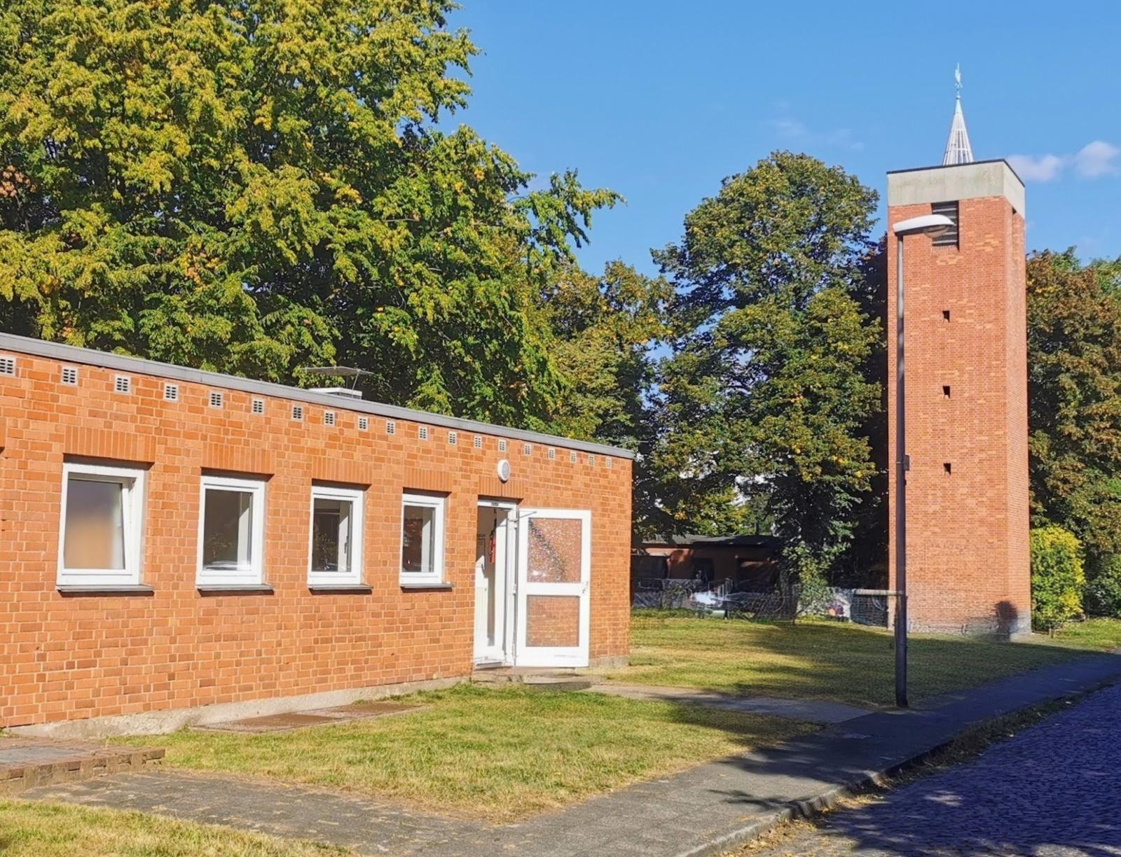 Freistehender Turm und Pfarrhaus