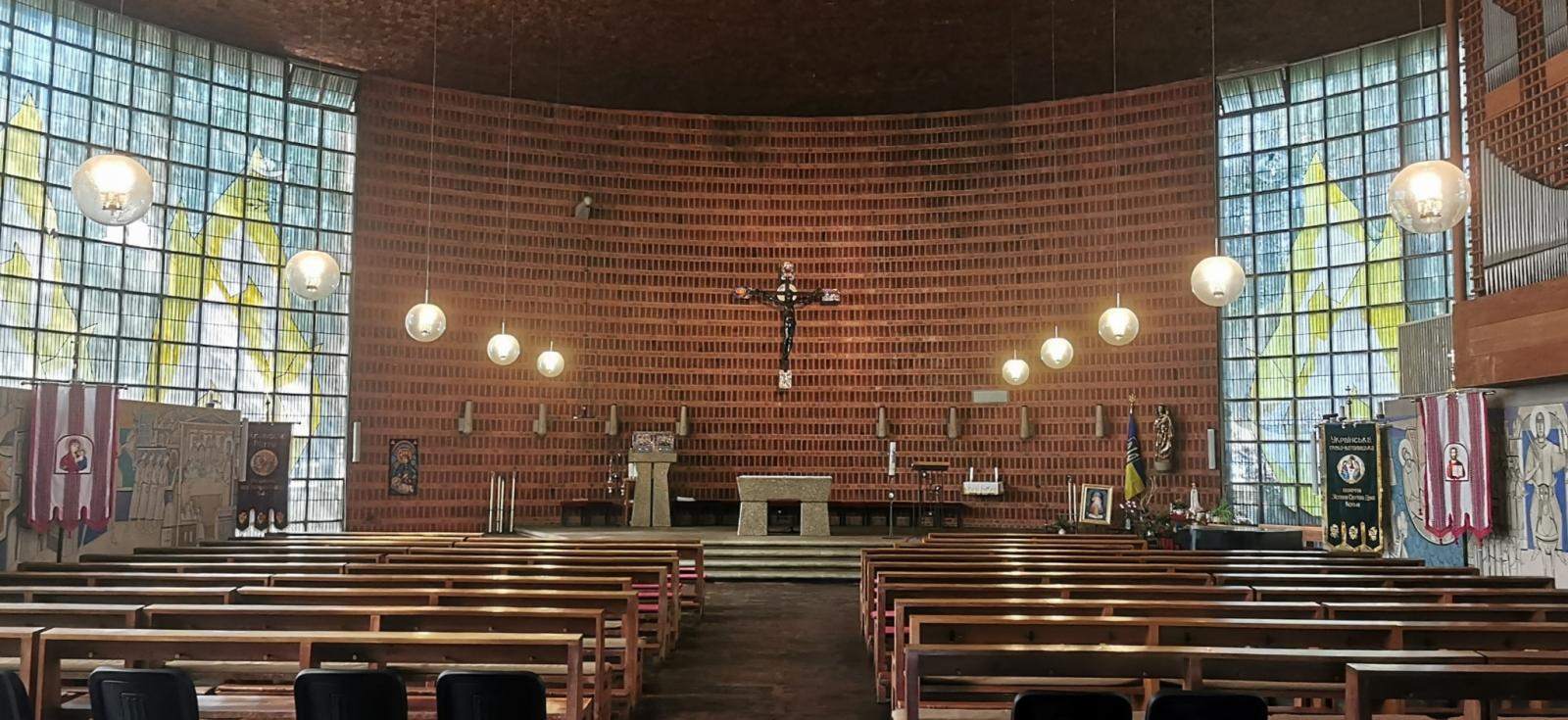 Kircheninnenraum mit Blick zum Altar