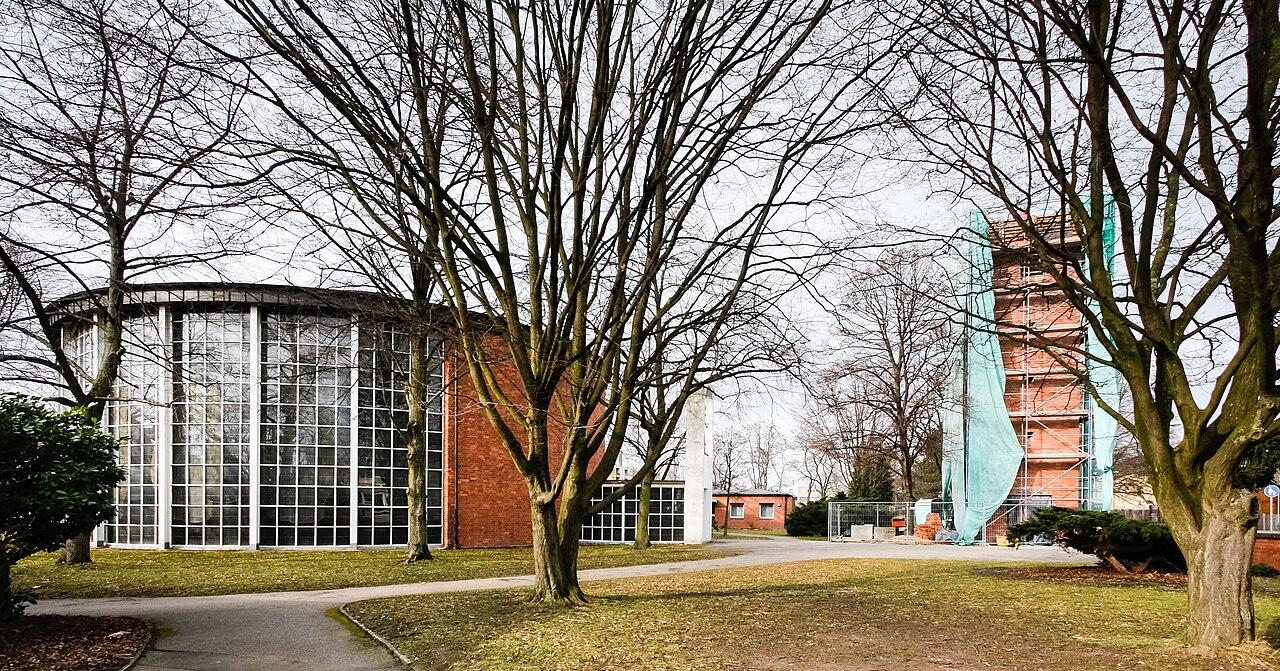 St. Theresia in Köln-Buchheim mit freistehendem Glockenturm