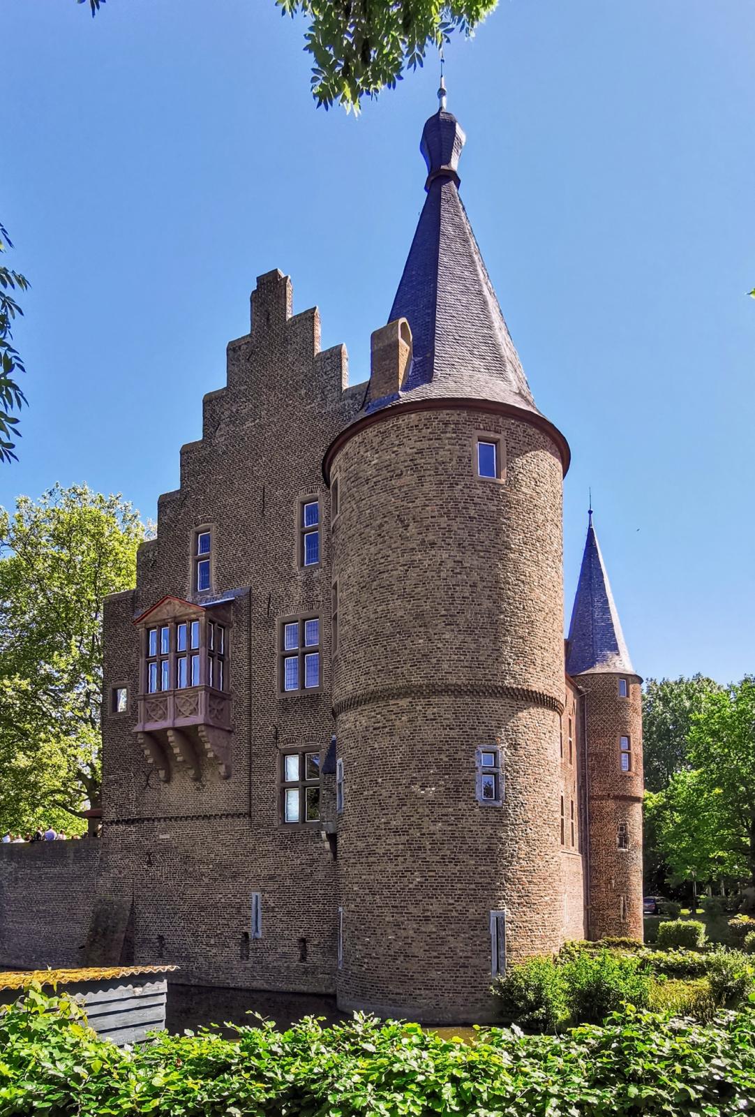 Burg Konradsheim, Westseite mit Turm und Erker
