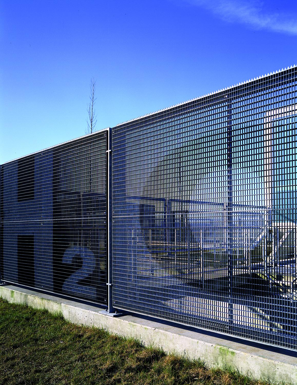 Metallgitter mit H2O Aufschrift