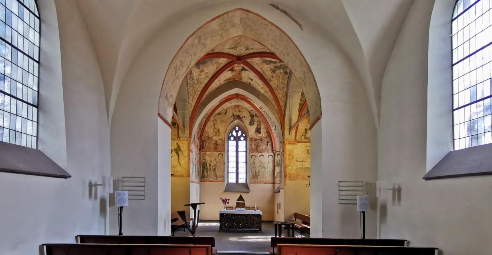 Kircheninnenraum mit Blick nach Osten