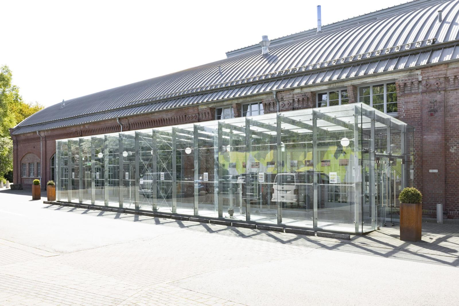 Außenperspektive, verglaster Eingangsbereich